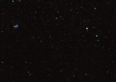 Das kleine Sternbild Widder ist an einer gebogenen Reihe von vier hellen Sternen zu erkennen, die westlich des Sternhaufens der Plejaden liegen.