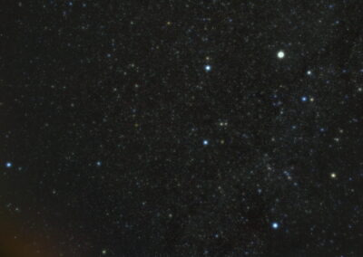 Gemeinsam mit dem Stern Beta Tauri bilden die hellsten Sterne des Sternbilds Fuhrmann ein auffälliges Sechseck.