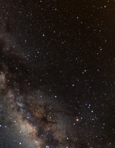 Das Band der Milchstraße durchzieht den linken Teil des Bilds. Einige helle Sterne rechts der Milchstraße bilden die ausgedehnten Sternbilder Schlangenträger und Schlange