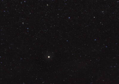 Südlich des Pegasus-Vierecks liegt das Sternbild Fische, markiert durch zwei verbundene Ketten aus recht lichtschwachen Sternen. Hellstes Objekt im Bild ist der Planet Mars.