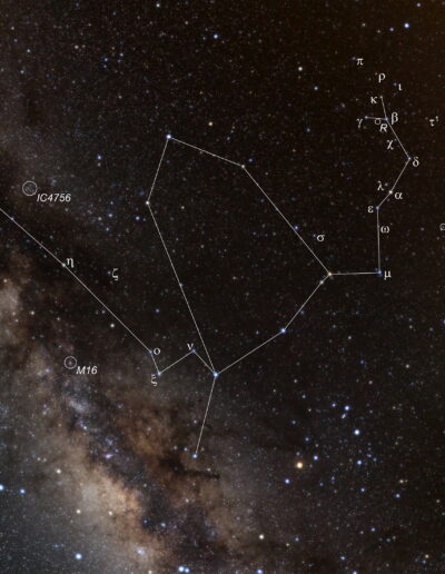 Das Band der Milchstraße durchzieht den linken Teil des Bilds. Einige helle Sterne rechts der Milchstraße bilden die ausgedehnten Sternbilder Schlangenträger und Schlange