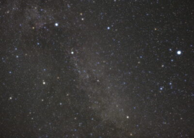 Die hellsten Sterne des Sternbilds Schwan formen ein Kreuz, dessen Längsbalken inmitten der Milchstraße liegt.