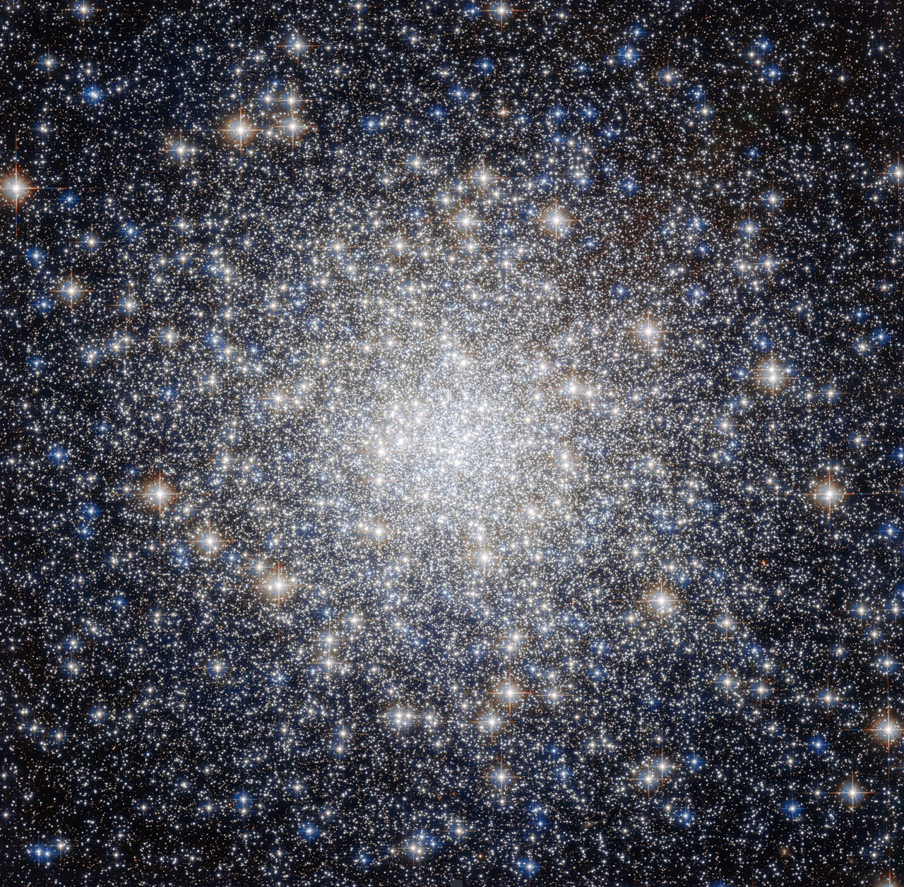 Das Weltraumteleskop Hubble kann den Zentralbereich des Kugelsternhaufens M92 in hunderttausende Einzelsterne roter, weißer und blauer Farbe auflösen.