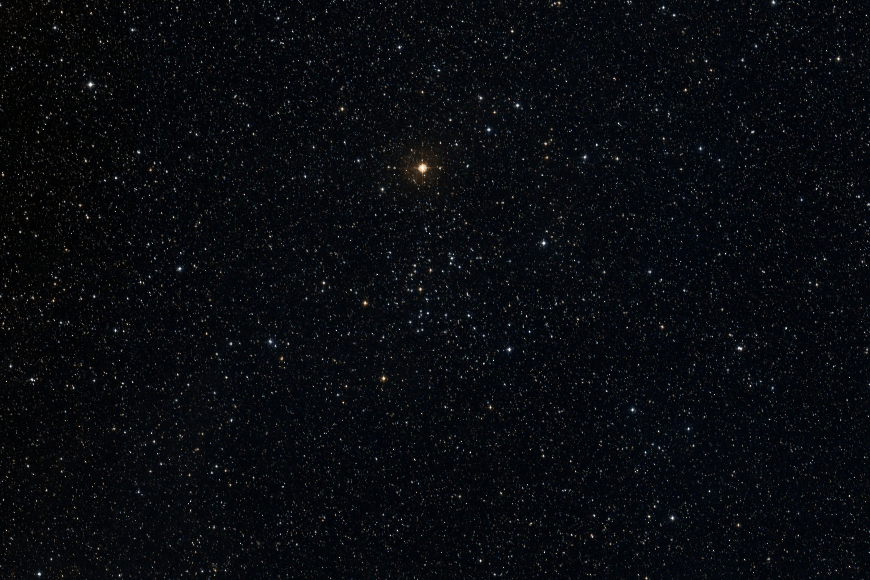 Mit rund zwei Dutzend Sternen, die sich auf der gleichen Fläche wie der Vollmond verteilen, erscheint der offene Sternhaufen NGC7209 recht matt