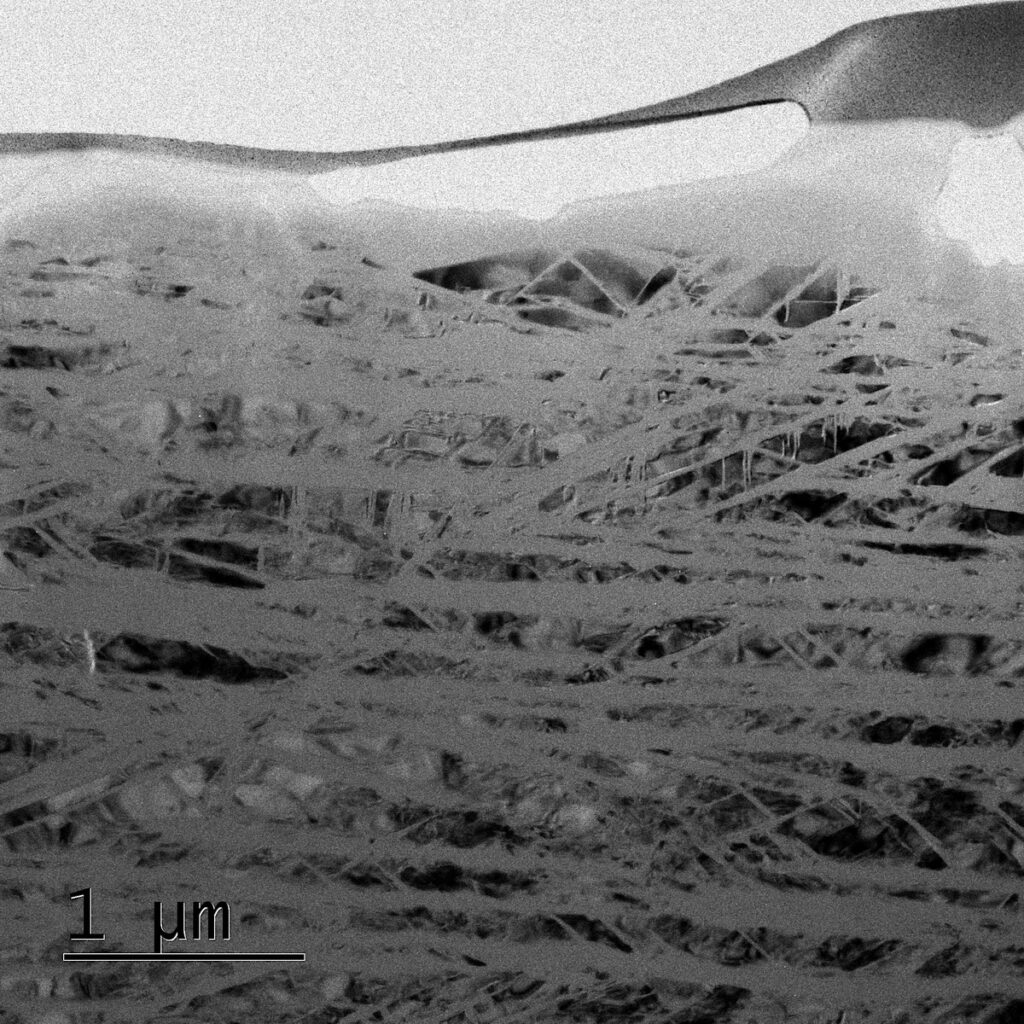 In einem Quarzkristall entstehen durch simulierte Asteroideneinschläge winzige, nur einige Dutzend Nanometer breite Glaslamellen, die erst unter dem Elektronenmikroskop sichtbar werden.