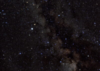 Das Sternbild Adler liegt am Himmelsäquator im Band der Milchstraße.