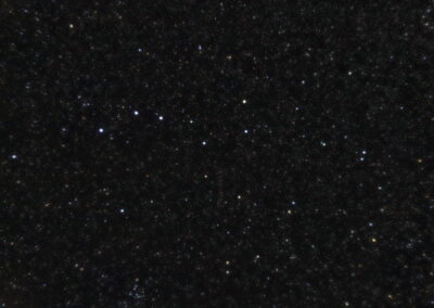 Der Große Bär (Ursa Major) ist ein ausgedehntes Sternbild am Nordhimmel, das eine der bekanntesten Sternkonfigurationen enthält, den aus sieben Sternen bestehenden Großen Wagen.