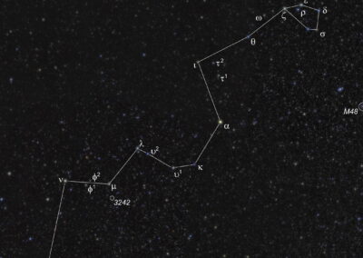 Die Wasserschlange (lat. Hydra) ist ein Sternbild des Südhimmels und das größte aller Sternbilder. Gezeigt ist der westliche Bereich der Hydra mit dem hellen Stern Alphard rechts der Bildmitte.